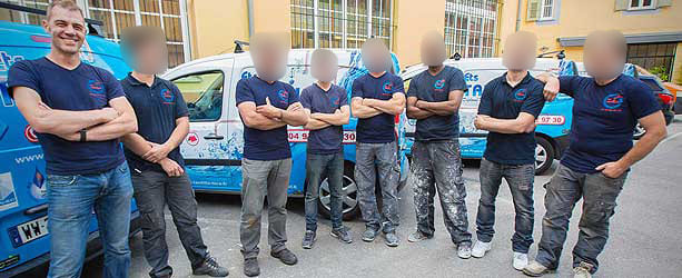 Equipe de techniciens avec visages floutés